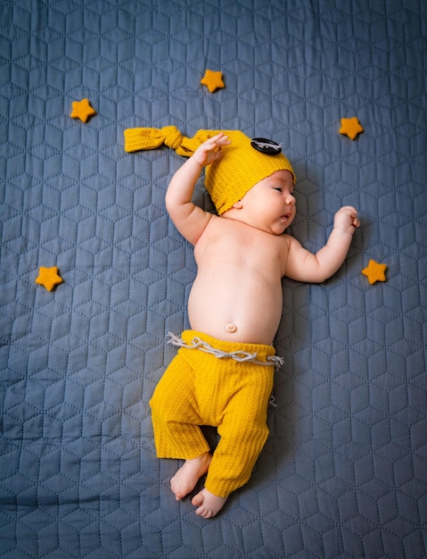 Baby van twee maanden oud in een hoed Modieus pasgeboren babyjongentje