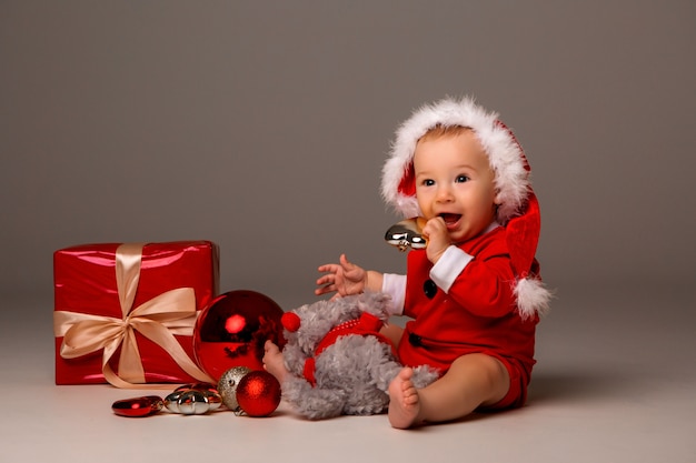 Baby verkleed als kerstman