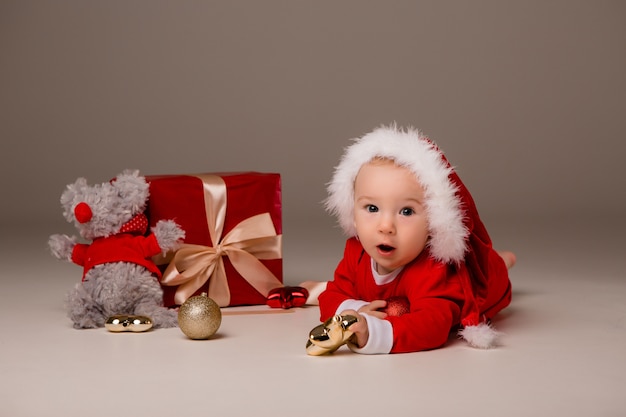 Baby verkleed als kerstman