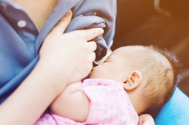 Baby voedt zich met moedermelk