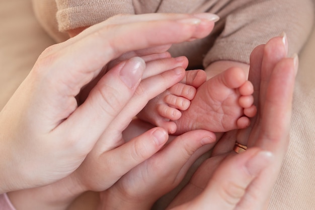 Baby voeten macro in moeders handen