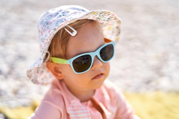 Foto un bambino che indossa occhiali da sole che dice 