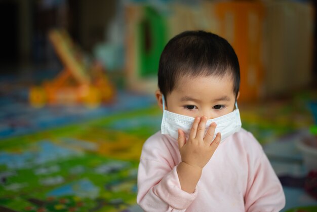 Il bambino che indossa la maschera chirurgica resta a casa.