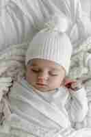 Photo a baby wearing a white hat with a white hat on it