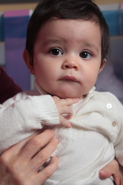 Photo a baby with brown eyes