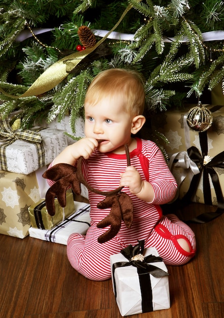 クリスマスの背景を持つ赤ちゃん。明けましておめでとうございます！