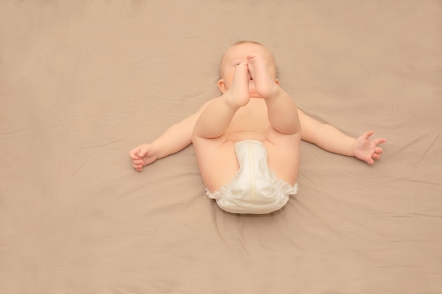 Photo a baby with a diaper that says'i'm not a baby '