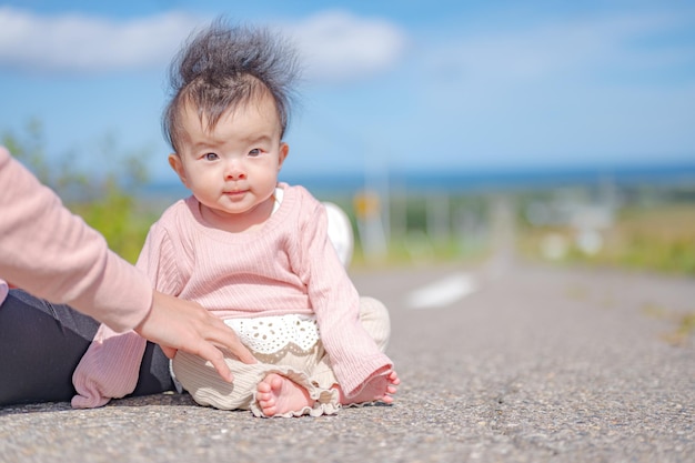 日本の長い荷物を抱えた赤ちゃん