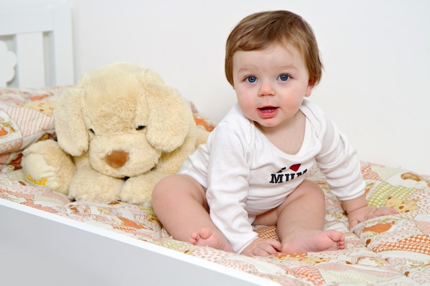 Bambino con cane peluche