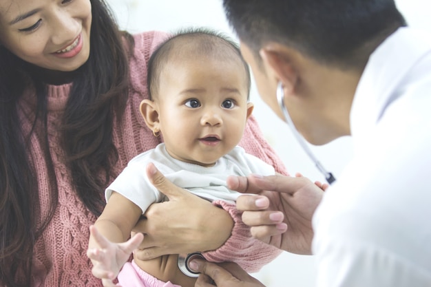 Baby wordt gecontroleerd door een arts