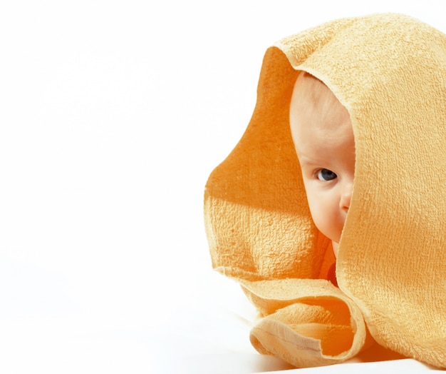 黄色のタオルで赤ちゃん
