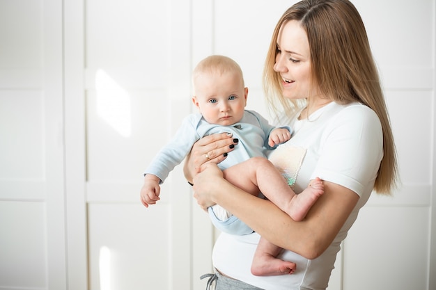 Foto baby zes maanden in moeders armen