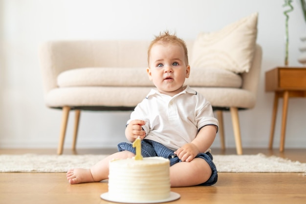 Foto baby zit op de vloer met taart.