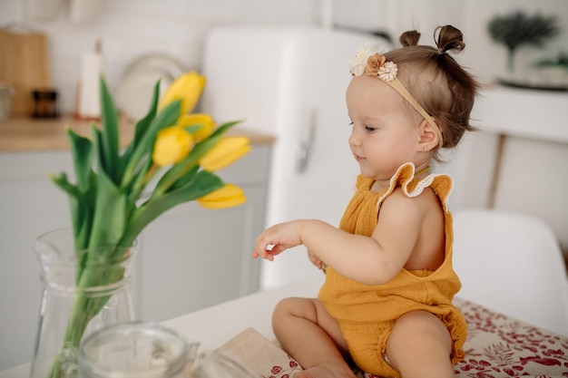 Baby zit op een tafel in een scandinavische keuken