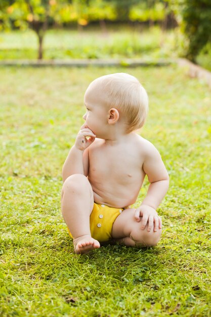 Baby zittend op een groen gras