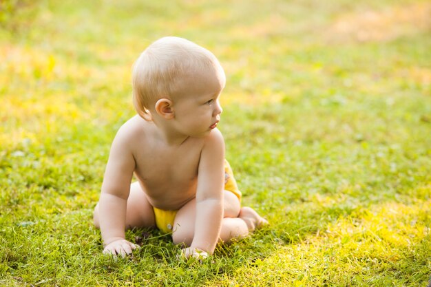 Baby zittend op een groen gras