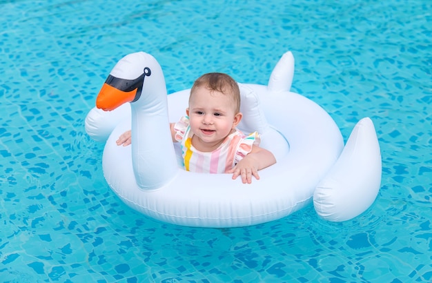 Baby zwemt in een rubberen ring op zee