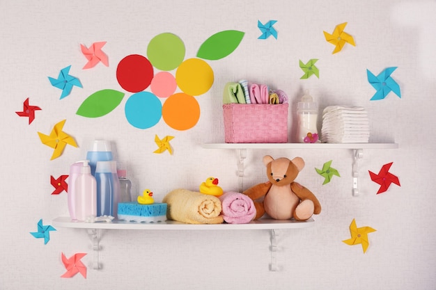 Babyaccessoires op planken close-up