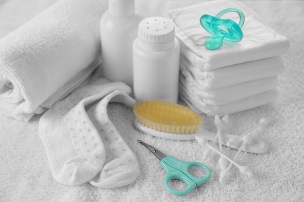 Babyaccessoires voor hygiëne op handdoek