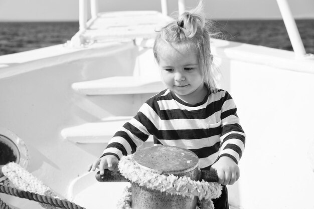 Babyconcept Schattige baby matroos Kleine baby reist op schip in zee Baby op zomervakantie