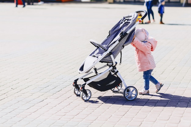 Babygang met vervoer op straat