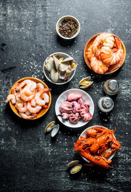 Foto babygarnalen oester rivierkreeft en octopus bowls