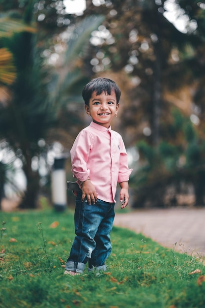 Babyjongen die in park speelt