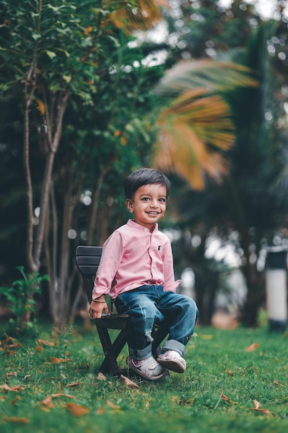 Babyjongen die in park speelt