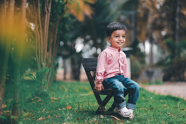 Babyjongen die in park speelt