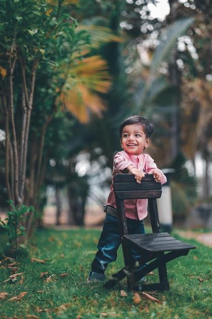 Babyjongen die in park speelt