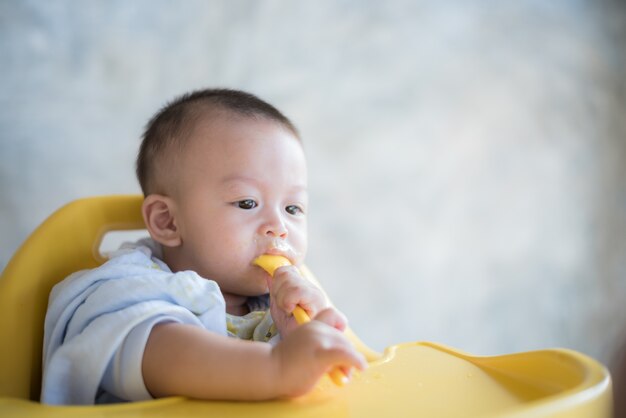 babyjongen die voedsel eet