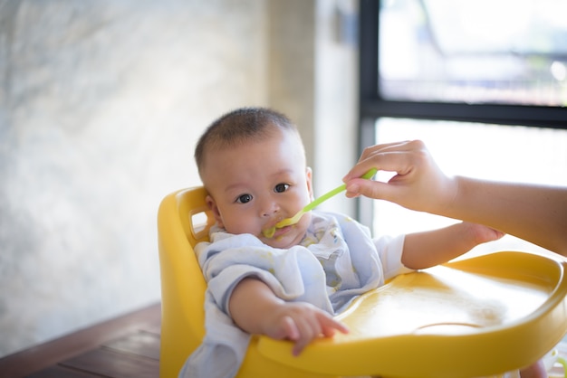 Foto babyjongen die voedsel eet