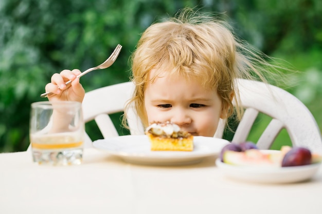 Foto babyjongen eet toetje