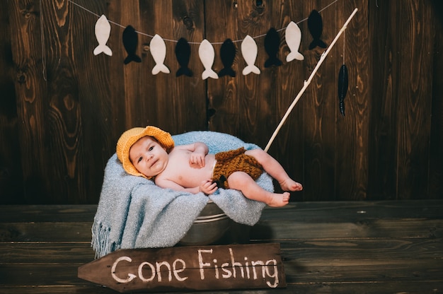 babyjongen, fotostudio op een houten achtergrond