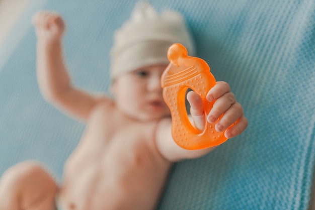 Babyjongen het spelen met bijtether