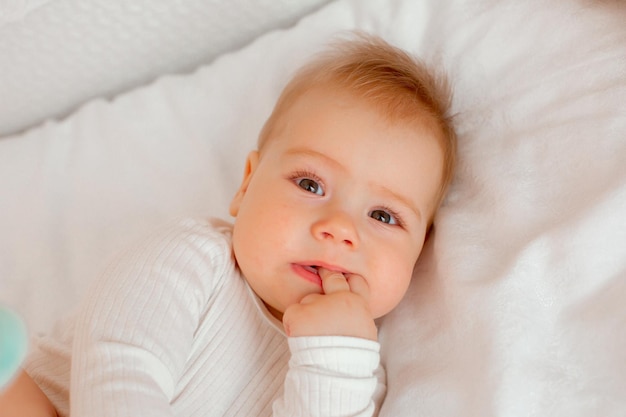 Babyjongen ligt in een wieg in de kinderkamer