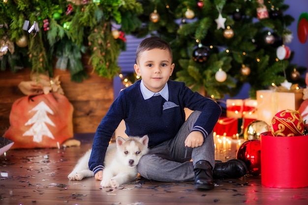 babyjongen naast kerstboom