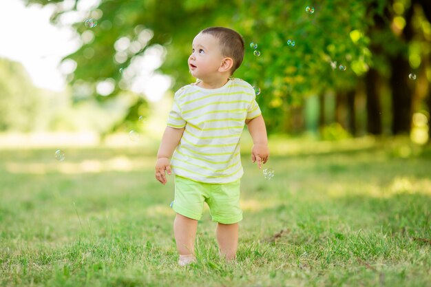 Babyjongen op een wandeling in het park