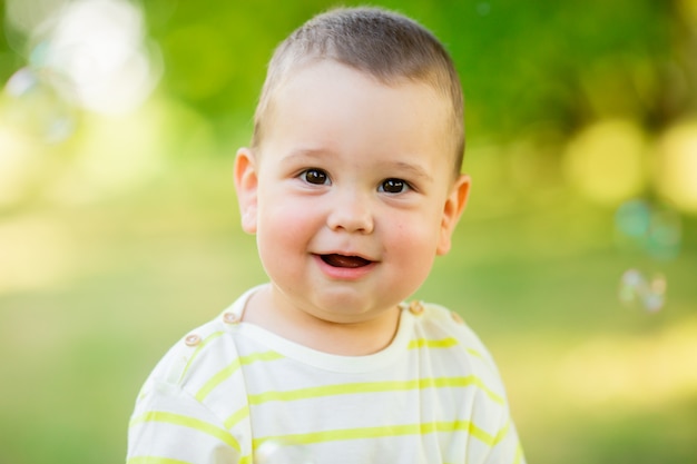 Babyjongen op een wandeling in het park