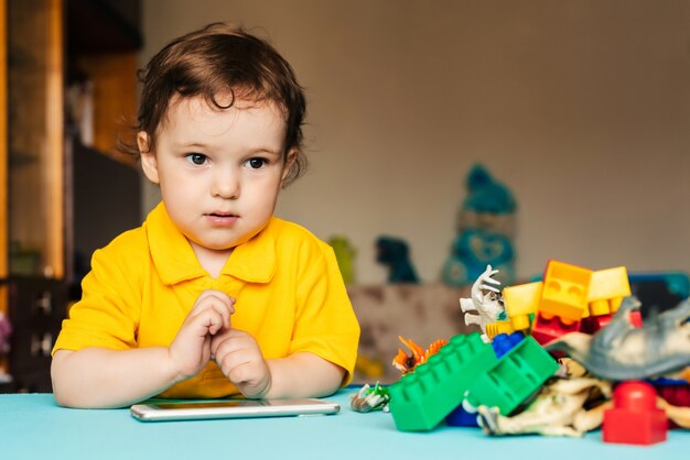 Babyjongen spelen met een smartphone