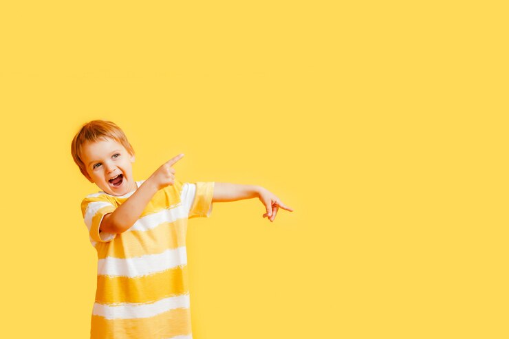 Foto babyjongen wijst naar iets en lacht