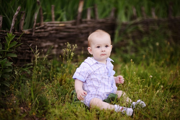 Babyjongen zittend op het groene gras