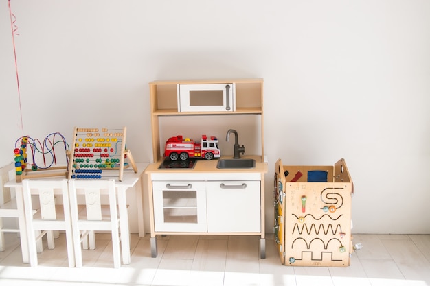Babykamer met speelgoed in Scandinavische stijl