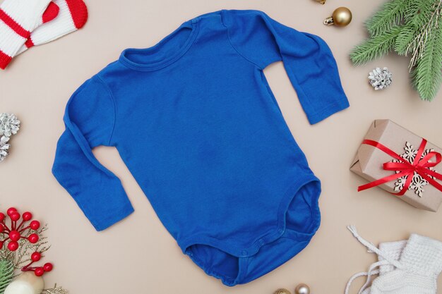 Babykleding bespotten met kerst- en nieuwjaarsversieringen lay-out voor uw logo-ontwerp