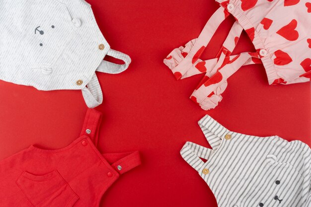 Babykleding bovenaanzicht op rood