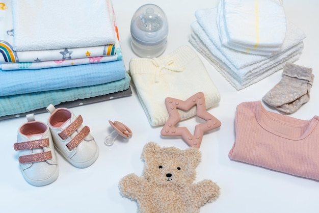 Babykleding en accessoires op een lichte achtergrond