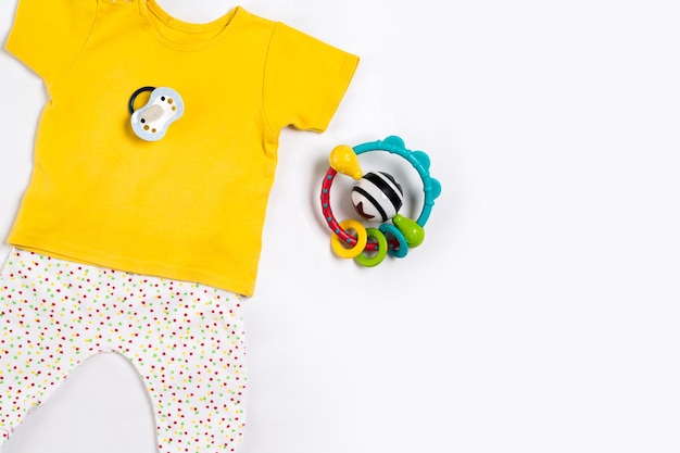 Babykleding en accessoires op witte achtergrond bovenaanzicht