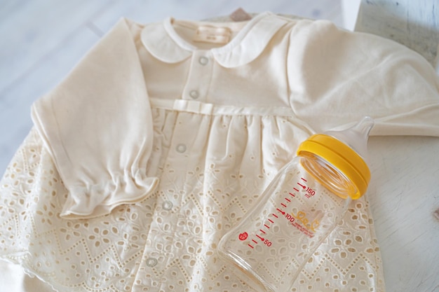 Babykleding en babyflessen