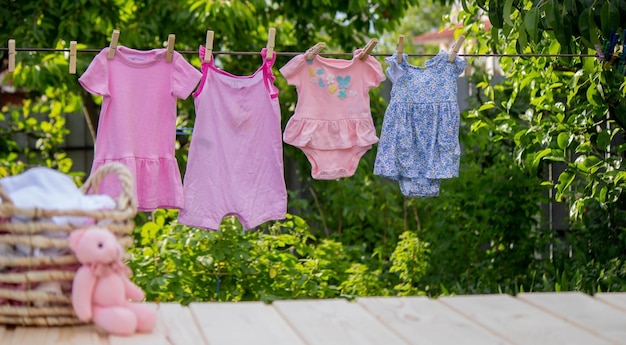 Babykleertjes wassen Linnen droogt in de frisse lucht Selectieve focus