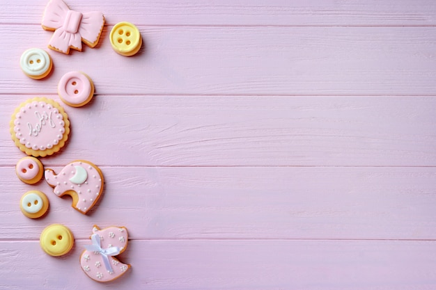 Babykoekjes versierd met glazuur op houten achtergrond